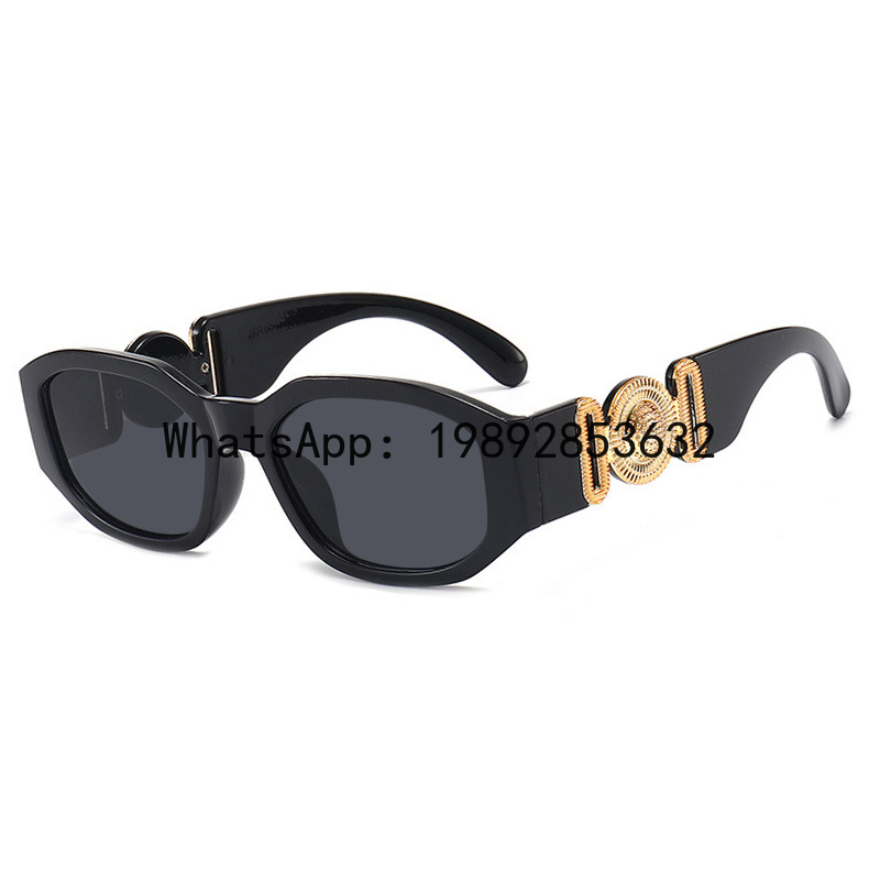 Men'S Fashion Online - Une paire de lunettes de soleil